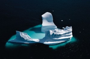 ICEBERG ERODIDO NO FIORDE DE UNARTOQ, GROENLÂNDIA